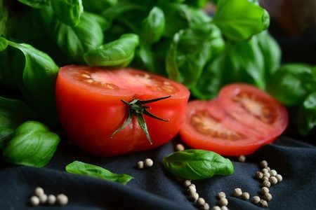 トマト栽培の悩み解決！ヘタが黒くなる原因と効果的な対策法